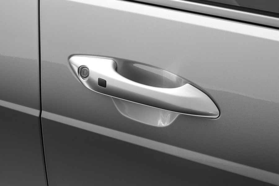 Tay nắm cửa mạ Crom cùng keyless entry